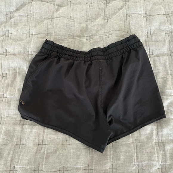 Vuori Clementine Shorts Lot x2 - Small - Black and Pistachio Green - Picture 9 of 10